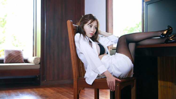 Анри Сугихара в чулках