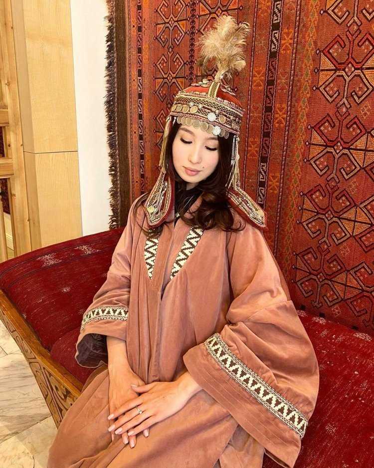 Казашки в национальной одежде