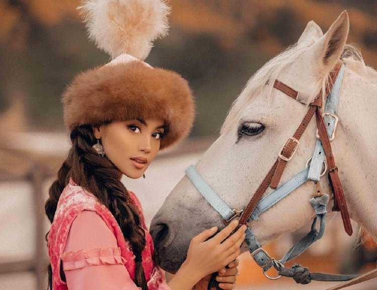 Казашка в национальном костюме