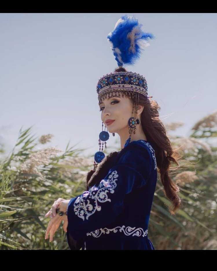Девушка в казахском костюме