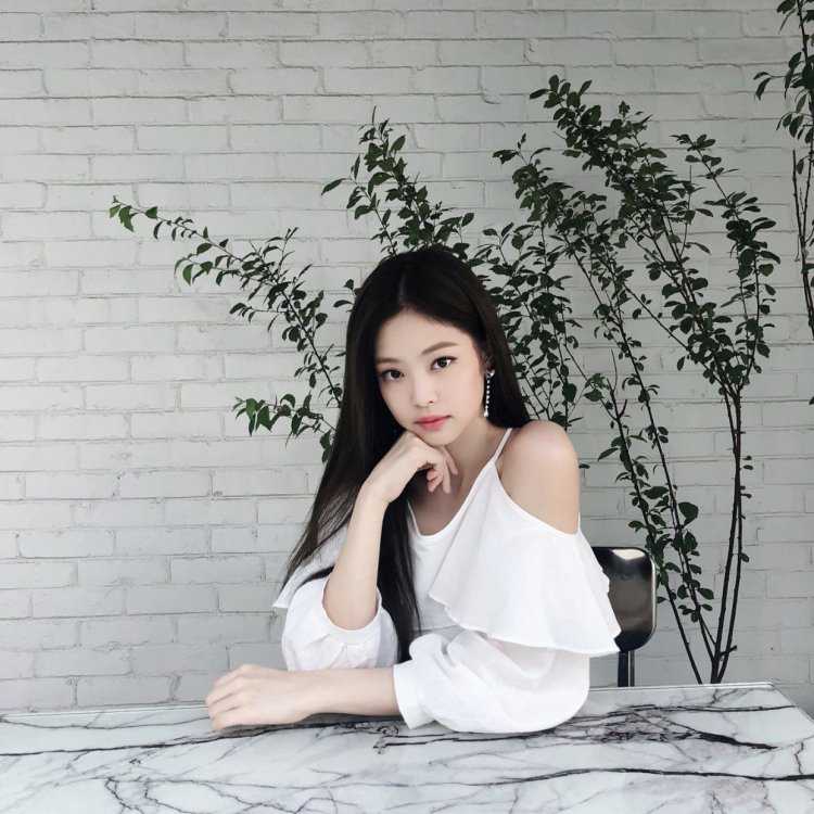 Красивая кореянка с длинными волосами23