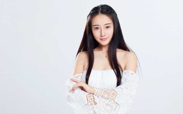 Кореянка на белом фоне