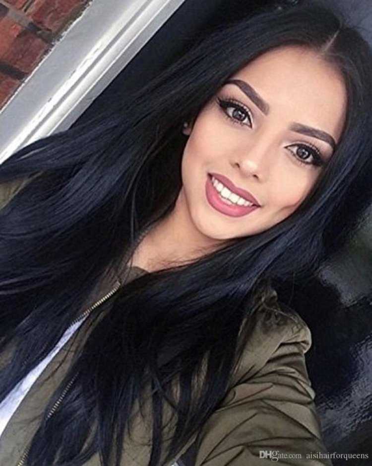 Девушка с черными волосами