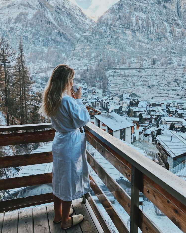 Девушка в горах зимой