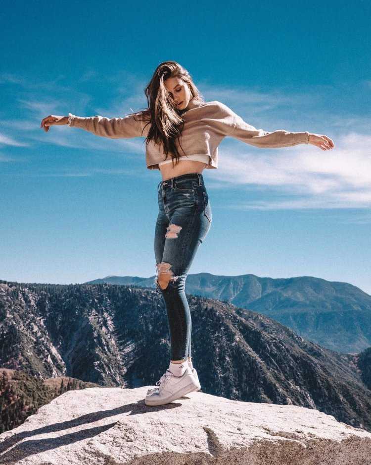 Красивая девушка в горах