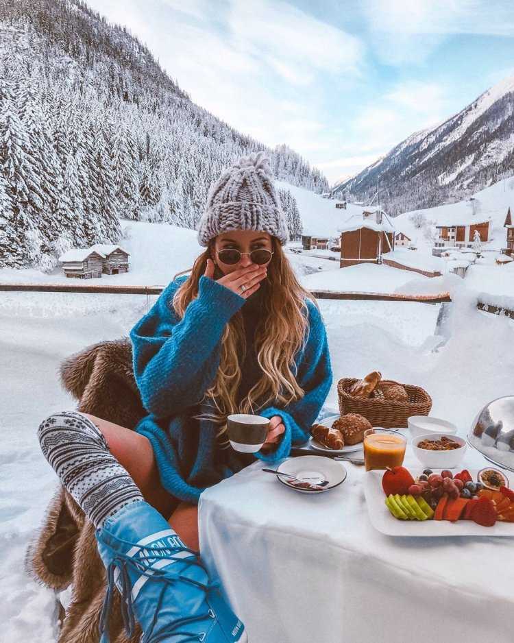 Девушка в горах зимой