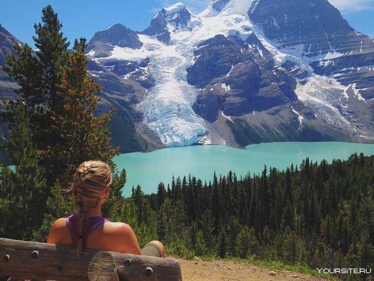 Девушка горы озеро