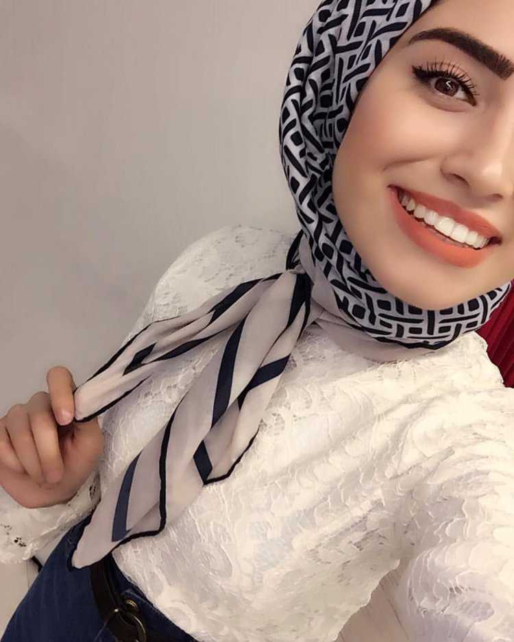 Девушка в черном платке