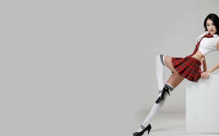 Девушки в юбках на рабочий стол