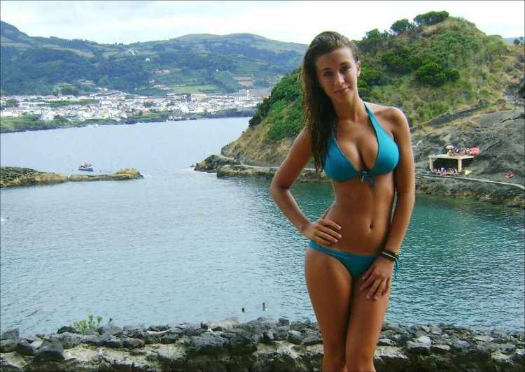 Девушки студентки в купальниках