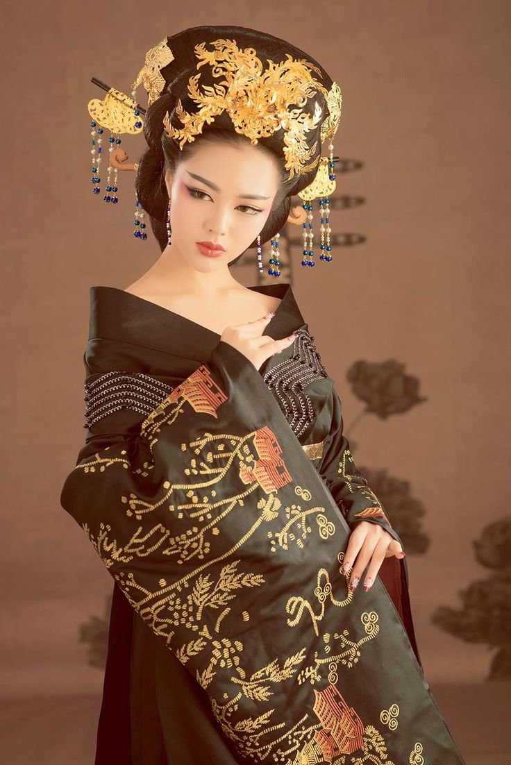 Китайская девушка в национальном костюме