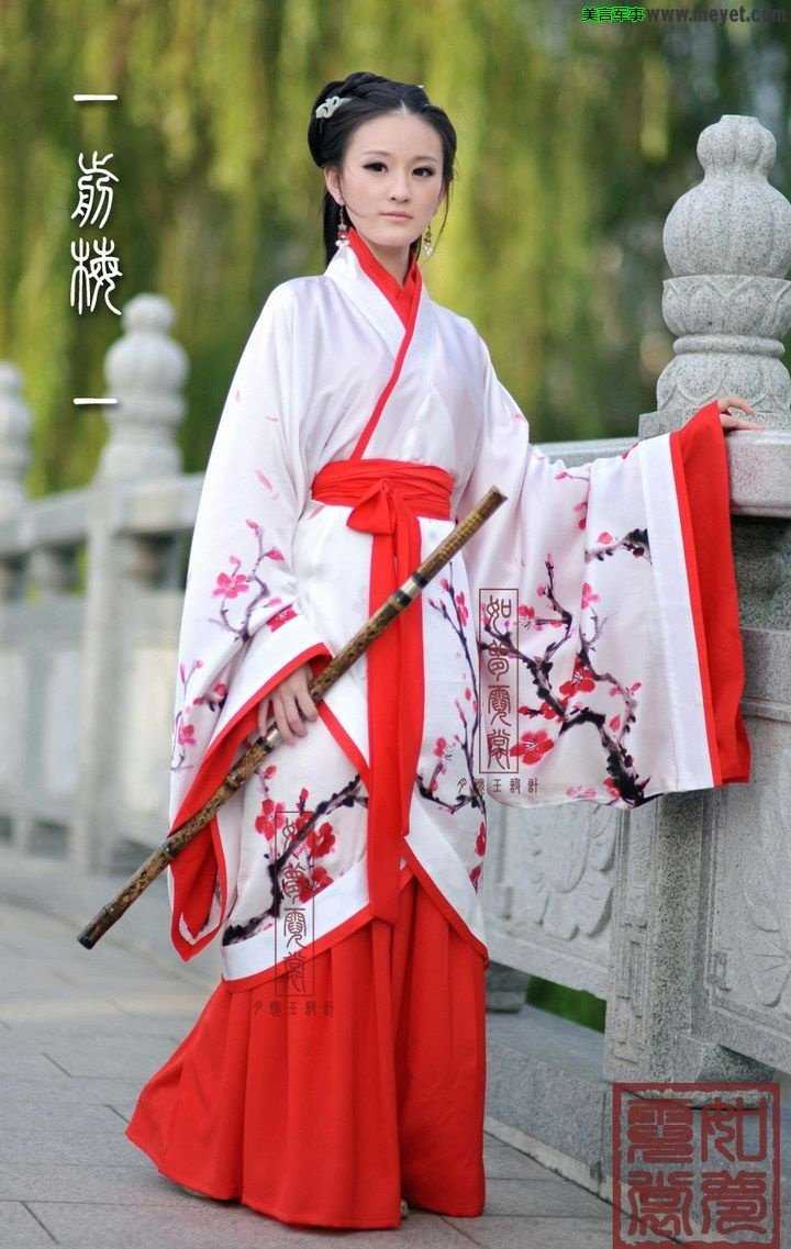 Китайская девушка в национальном костюме