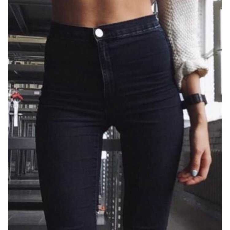 Попа в черных джинсах