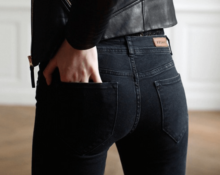 Девушки в чёрных джинсах