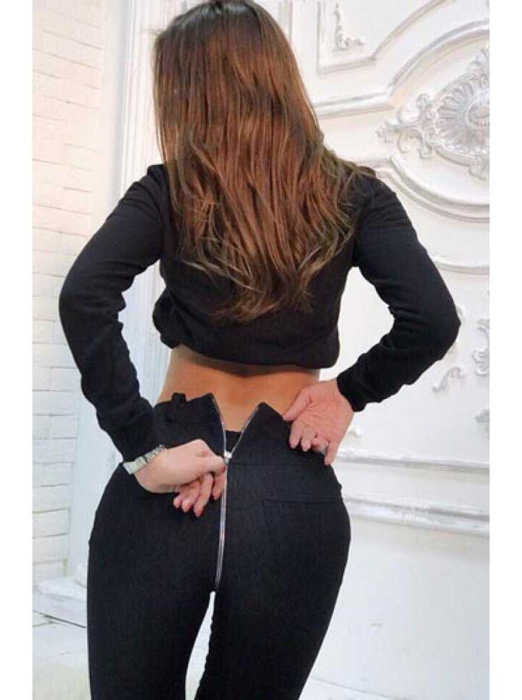 Девушки в чёрных джинсах сзади