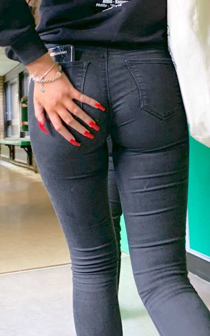 В обтягивающих черных джинсах