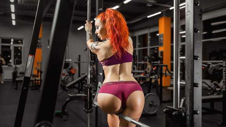 Красивые ягодицы в спортзале