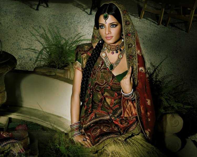 Селина Джейтли в Сари