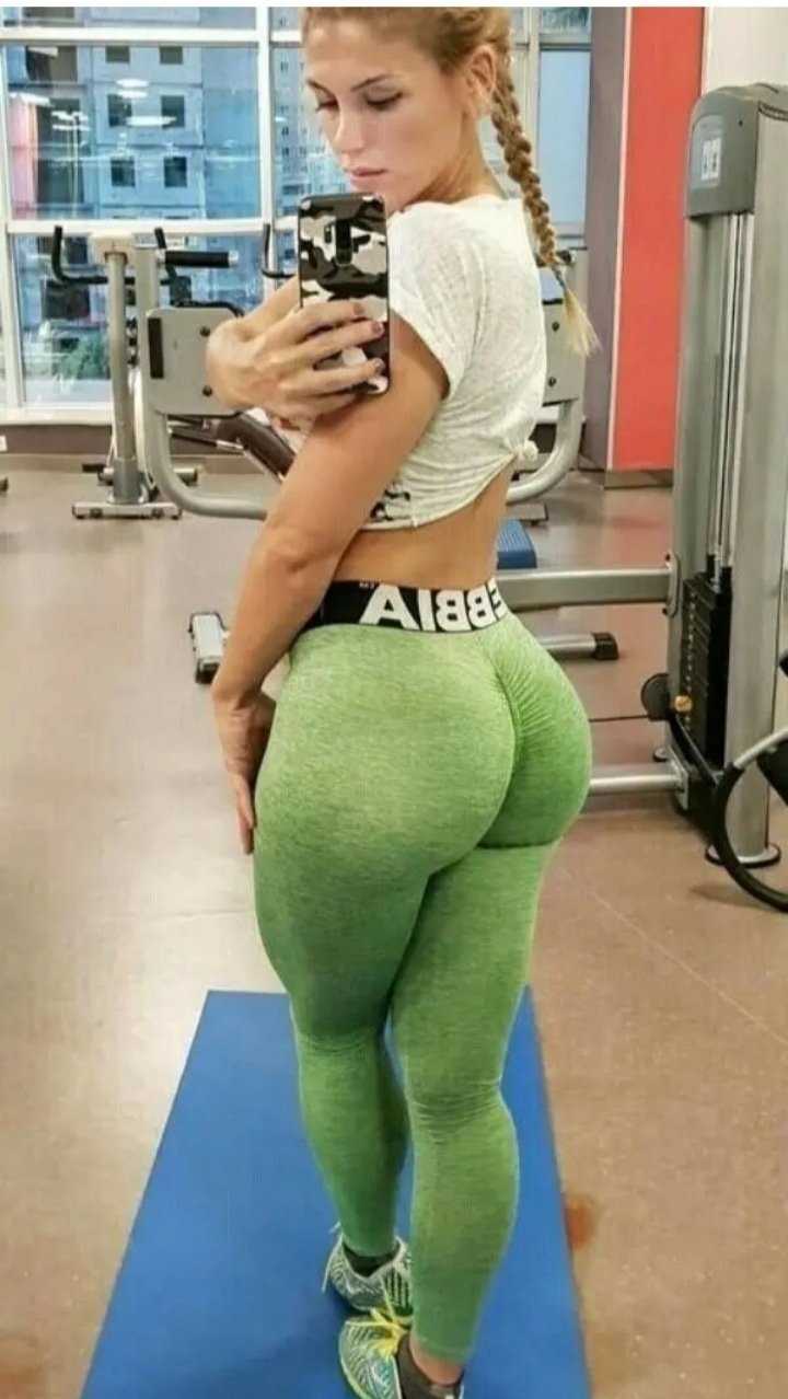 Бегунья с большой попой в леггинсах