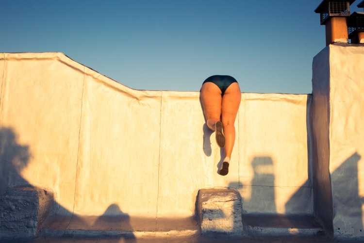 Девушка через забор