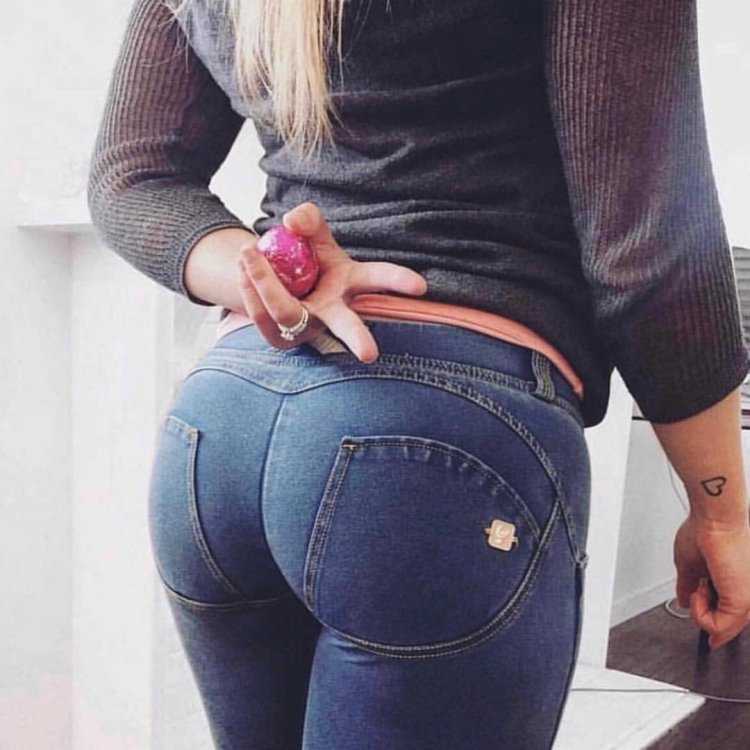 Джинсы на попе