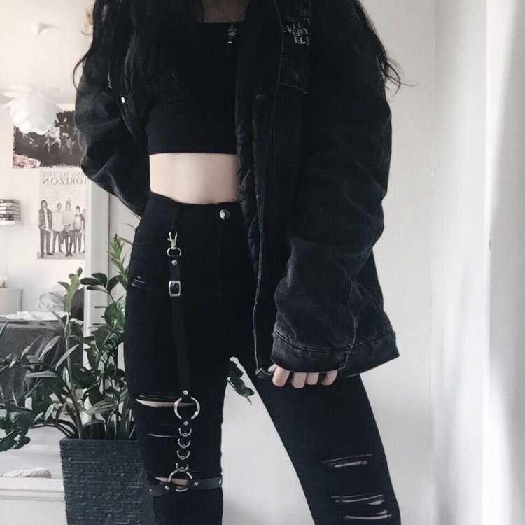 Чёрная одежда для девушек