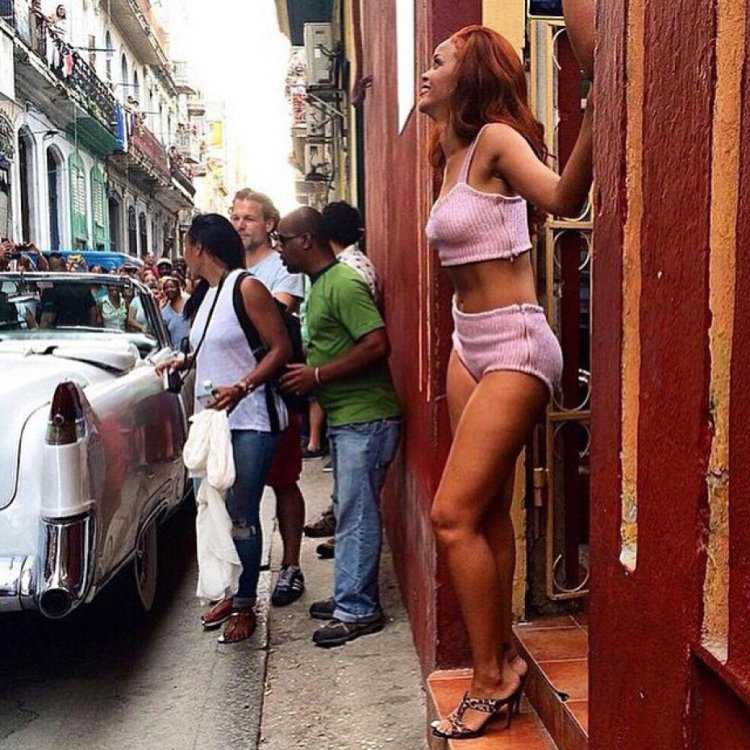 Маленькие девушки с большими попами