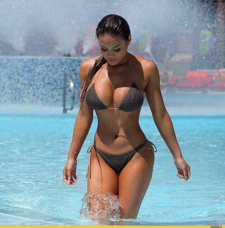 Долли Кастро в бикини