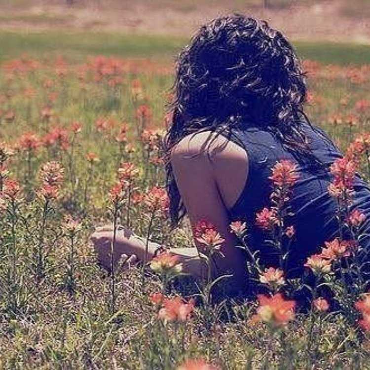 Кудрявая брюнетка девушка45