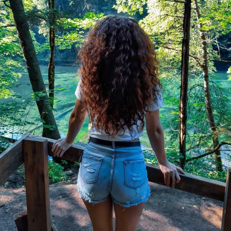 Кудрявая брюнетка со спины