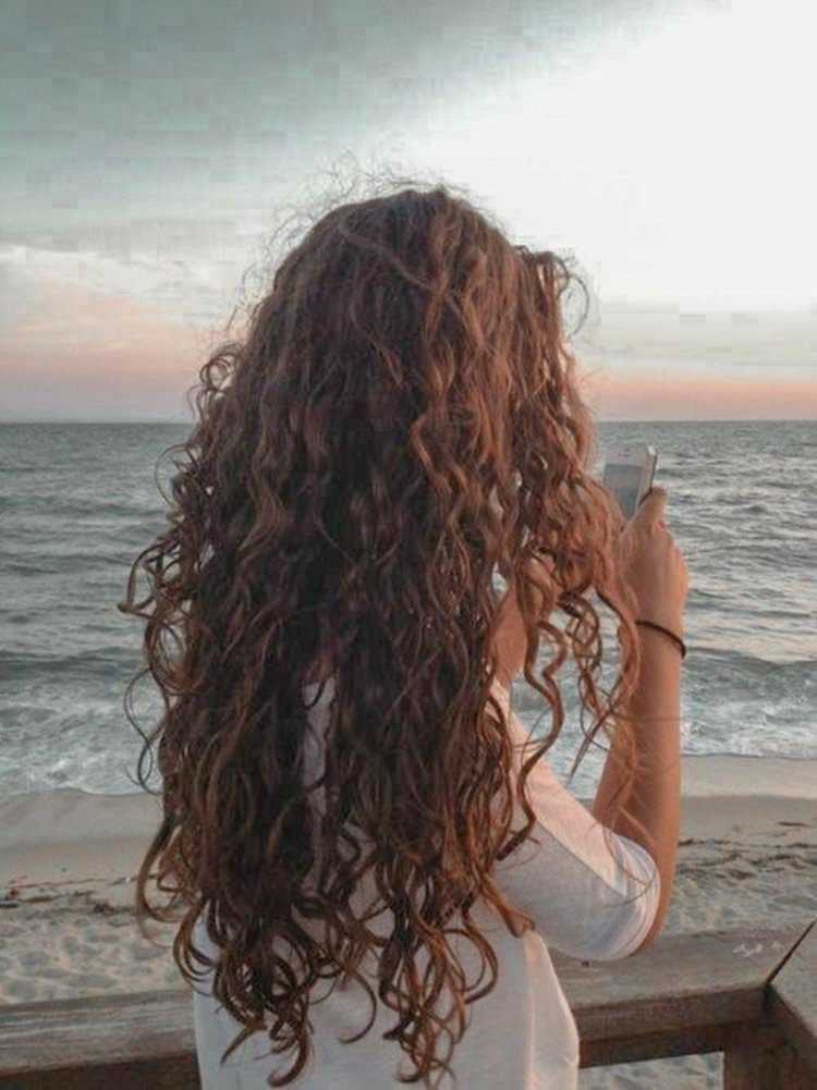 Кудрявая брюнетка девушка65