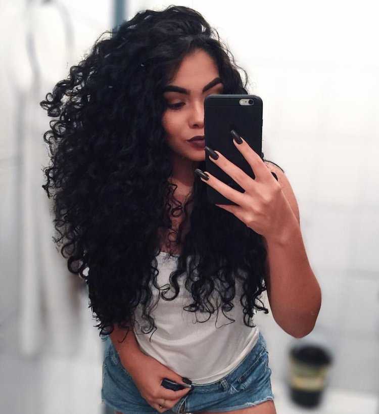 Девушка с кучерявыми черными волосами