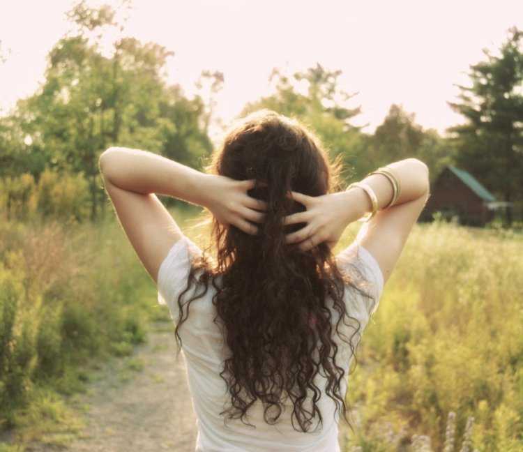 Девушка на природе со спины брюнетка