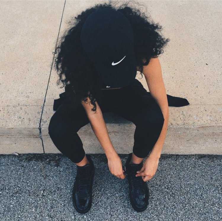 Кудрявая девушка без лица