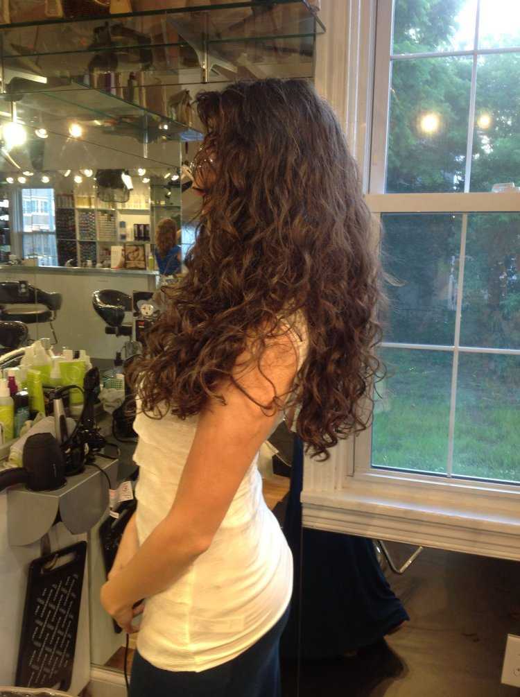 Кучерявая девушка со спины