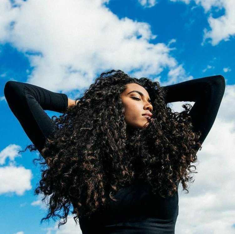 Девушка с кудрявыми волосами в городе