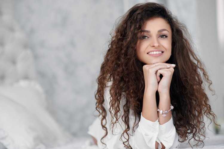 Кудрявые волосы у девушек