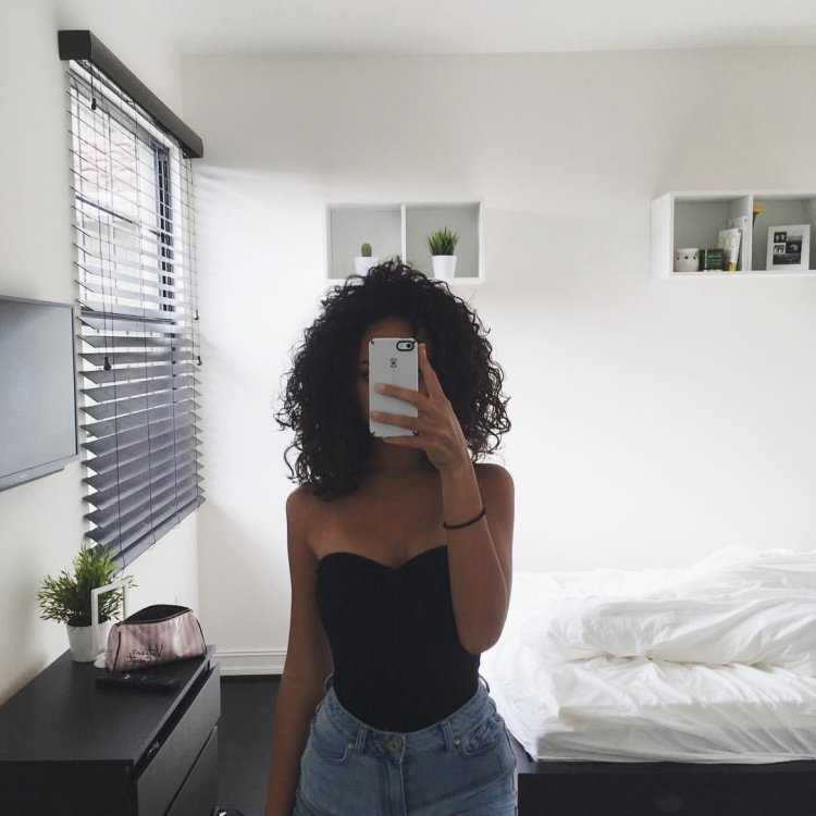 Селфи девушек с кудрявыми волосами