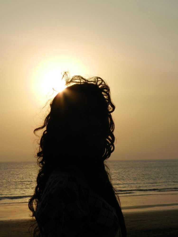 Кудрявая брюнетка со спины