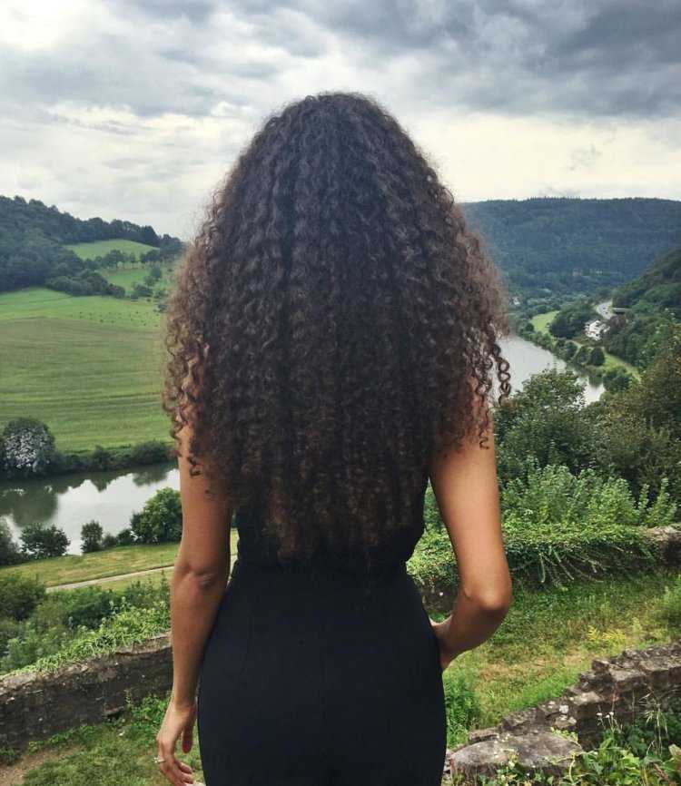 Кудрявая девушка со спины