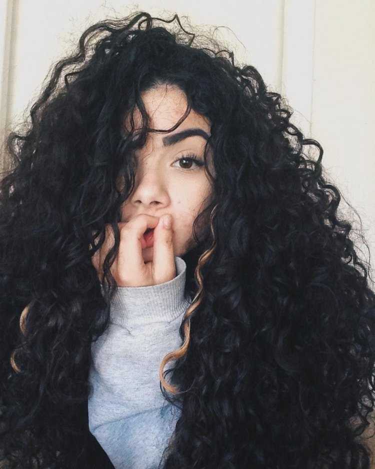 Девушка с черными волнистыми волосами