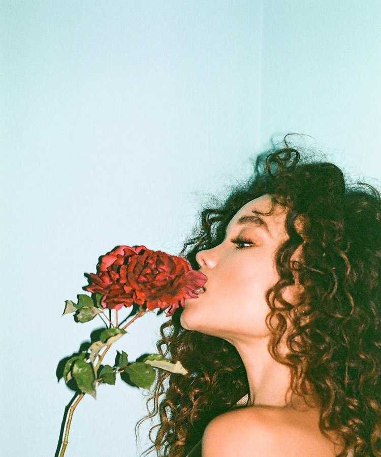 Кудрявая девушка с цветами