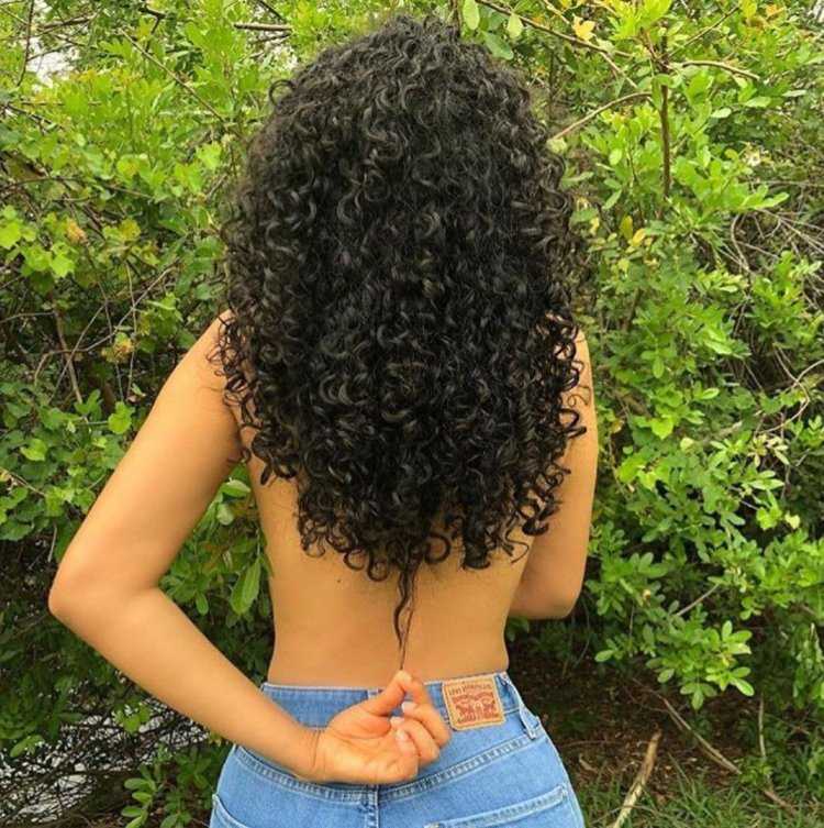 Кудрявая девушка