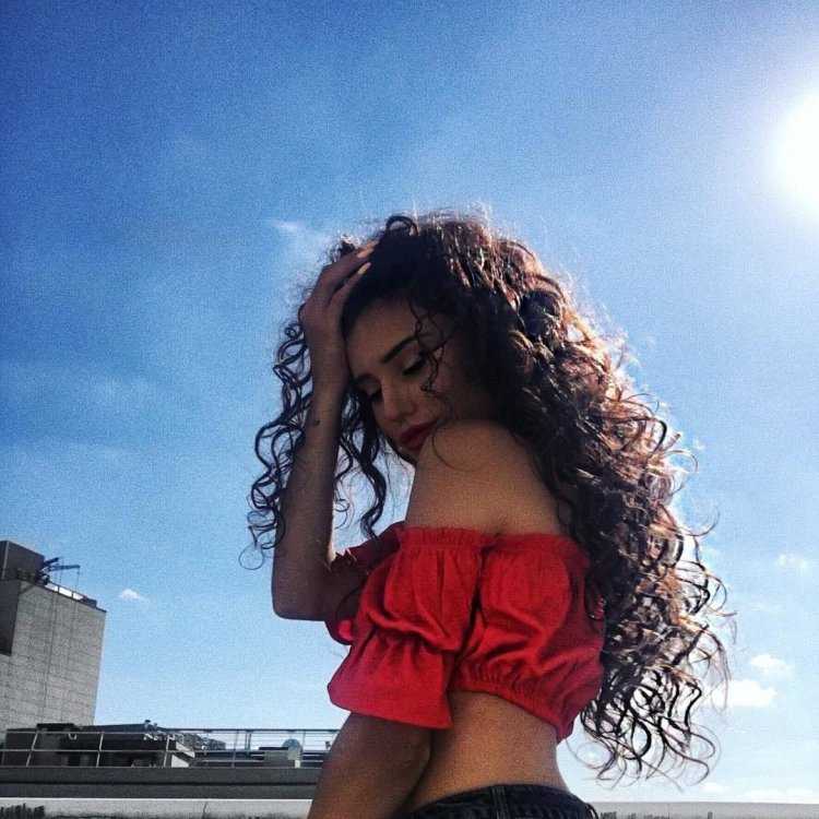 Девушка кудрявая брюнетка