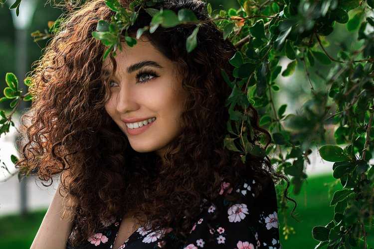 Девушка с вьющимися волосами