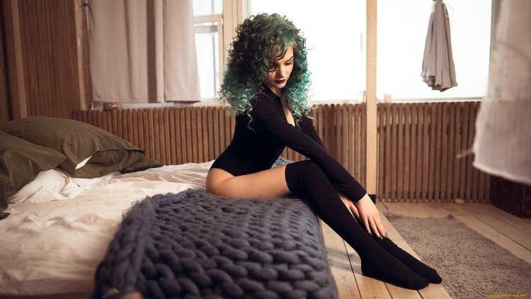 Кудрявые девушки в чулках