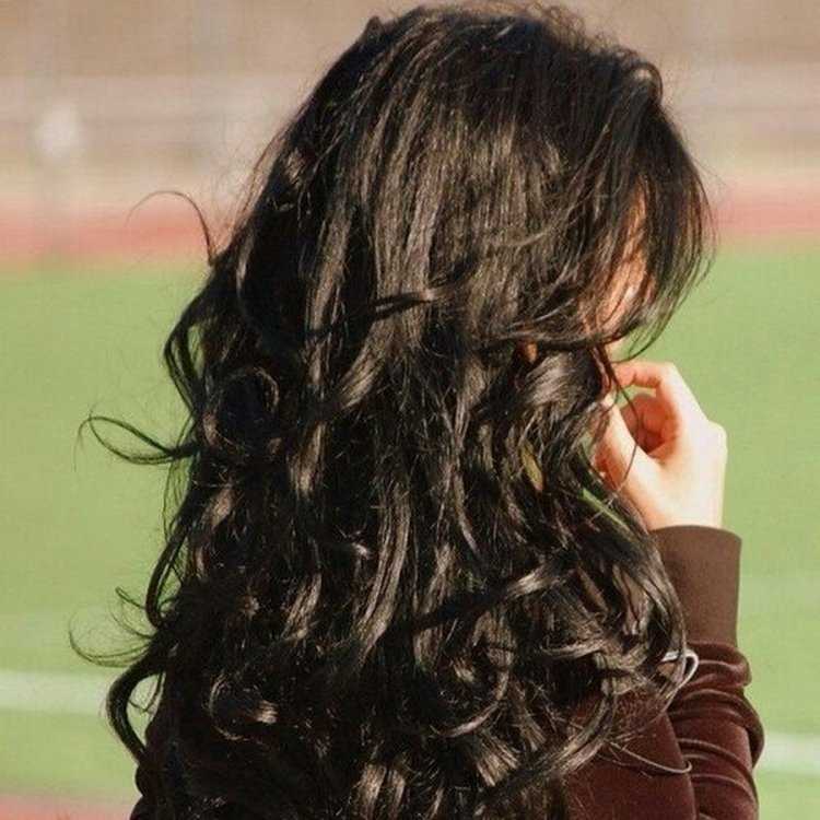 Брюнетка в профиль с длинными волосами