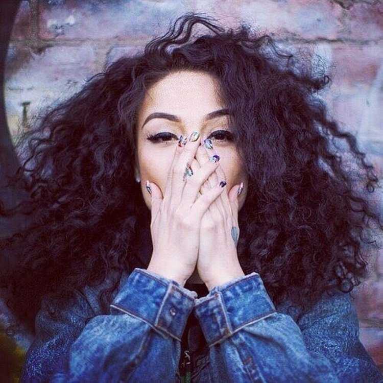 Кудрявая девушка на аву