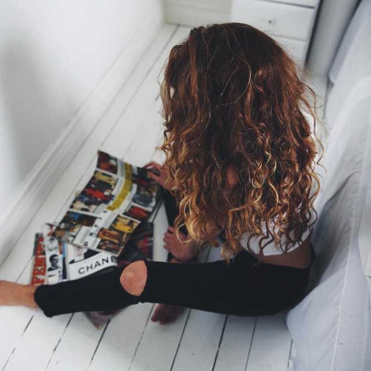 Девушки с кудрявыми волосами без лица