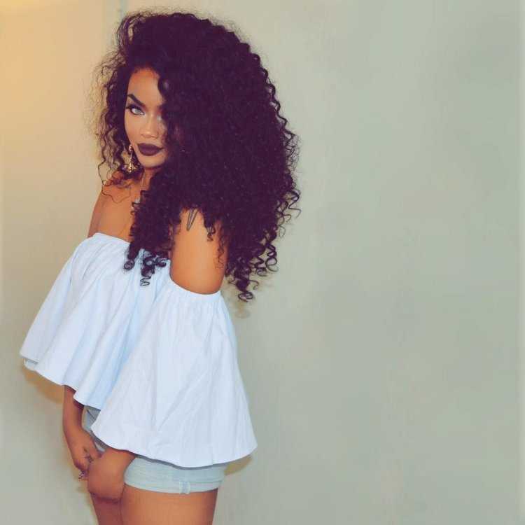 Красивые девушки с платьями кудрявые волосы